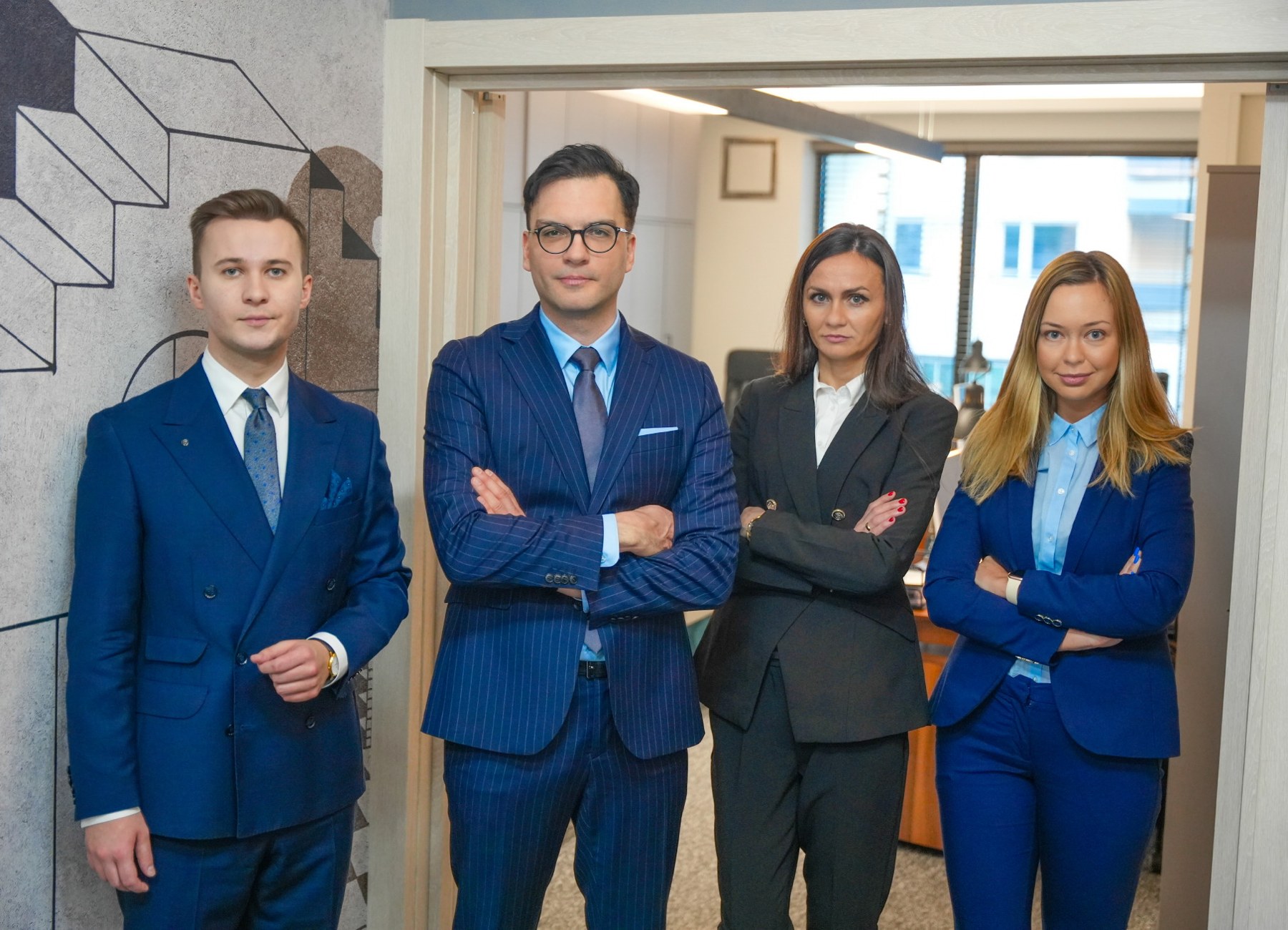 Cztery osoby w przestrzeni kancelarii